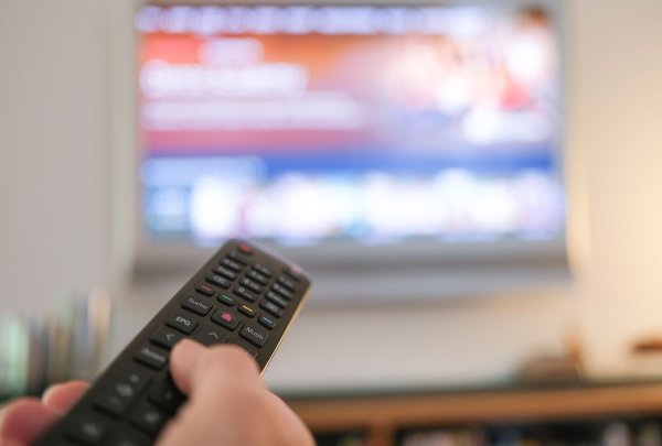 Auf dem Sofa sitzen und auf dem Fernseher herumzappen - für viele Menschen ein eingespieltes Ritual und für Vodafone jahrzehntelang ein einträgliches Geschäft. - © Bernd Weißbrod/dpa