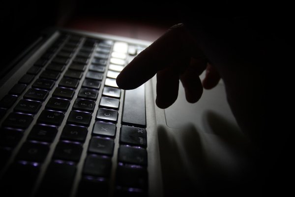 Kinder und Jugendliche sind den Gefahren im Internet oft schutzlos ausgeliefert. - © Karl-Josef Hildenbrand/dpa