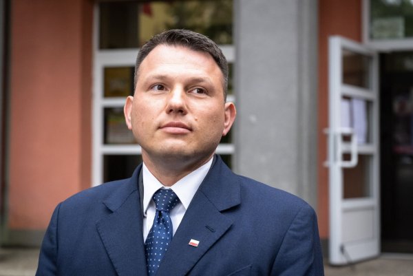 Der rechtsradikale polnische Präsidentschaftskandidat Slawomir Mentzen, der als Drittplatzierter nach der ersten Wahlrunde ausgeschieden ist, will weiter Einfluss nehmen. (Archivbild) - © Tytus Zmijewski/PAP/dpa