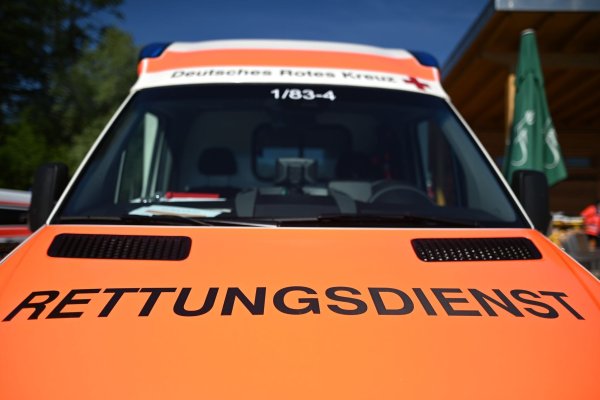 Drei Menschen streben als eine Arbeitsgondel in die Tiefe stürzt. (Symbol-Foto). - © Patrick Seeger/dpa