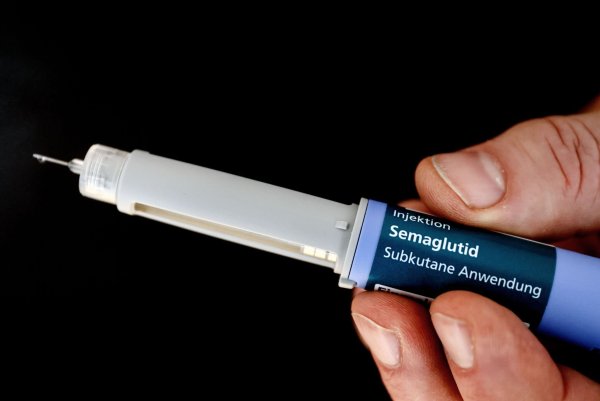 Der Wirkstoff Semaglutid signalisiert dem Gehirn, dass etwas gegessen wurde und es ein Sättigungsempfinden entwickeln könne. (Symbolbild) - © Roberto Pfeil/dpa