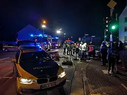 Die Feuerwehr musste die B-Säule des BMW entfernen, um die Beifahrerin sicher aus dem Wagen zu befreien. - © Feuerwehr Herford