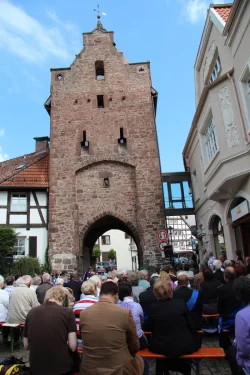Nach der Sanierung: Die neue Brücke erleichtert den Zugang zum Niederntor. - © Archivfoto: Marianne Schwarzer