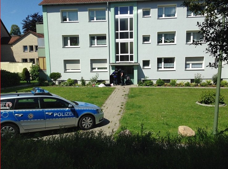 An der Oldentruper Straße in Bielefeld ist es zu einer Schießerei gekommen, bei der eine Frau und ein Mann gestorben sind. Der mutmaßliche Täter wurde später tot in einem Keller entdeckt. - © FOTO: CHRISTIAN MATHIESEN