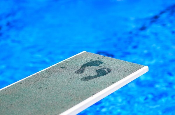 Je nach Region dauert der Weg ins nächste Freibad deutlich länger. (Symbolbild) - © Julian Stratenschulte/dpa