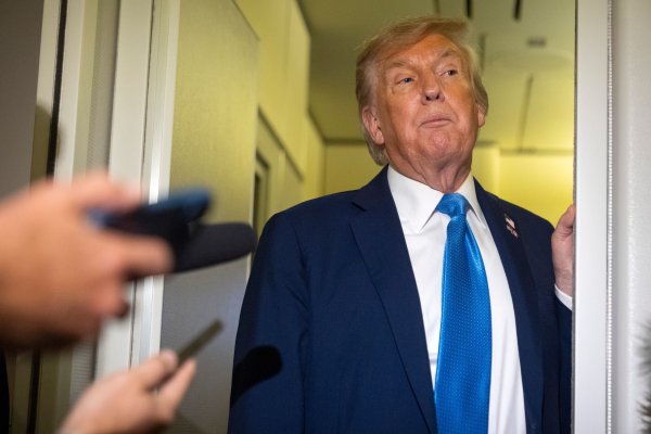 Donald Trump wendet sich mit scharfen Drohungen an Teheran. - © Mark Schiefelbein/AP/dpa