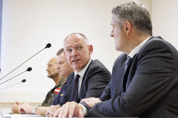Österreichs Innenminister informierte mit Ermittlern über die bisherigen Erkenntnisse. - © Erwin Scheriau/APA/dpa