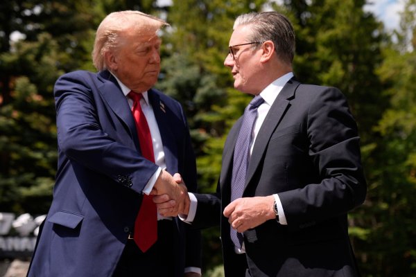 Trump und Starmer hatten ihren Handelspakt Anfang Mai verkündet - nun folgte beim G7-Gipfel der nächste Schritt. - © Mark Schiefelbein/AP/dpa