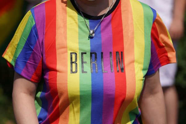 Darf das Regenbogennetzwerk des Bundestags am Christopher Street Day in Berlin teilnehmen? Darüber wird in scharfen Worten gestritten. (Archivbild) - © Jörg Carstensen/dpa