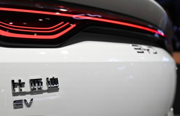 BYD aus China verkaufte 2024 erstmals mehr E-Autos als der bisherige Marktführer Tesla. (Archivfoto) - © Johannes Neudecker/dpa