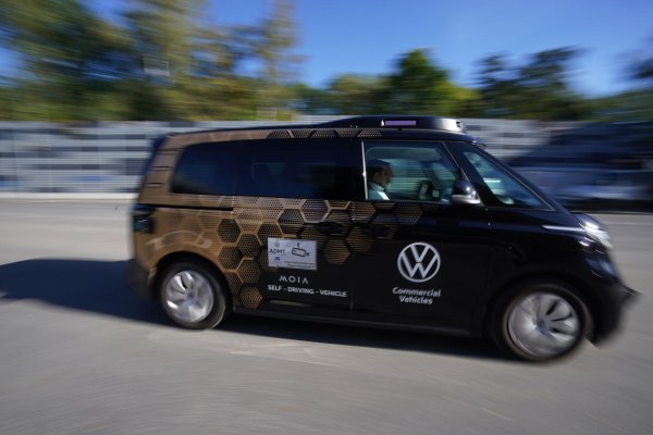 Der ID Buzz - hier noch als Prototyp - soll unter anderem in Hamburg unterwegs sein. (Archivbild) - © Marcus Brandt/dpa