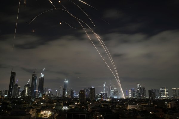 Die Angriffe des Irans auf Israel gehen weter. - © Leo Correa/AP/dpa