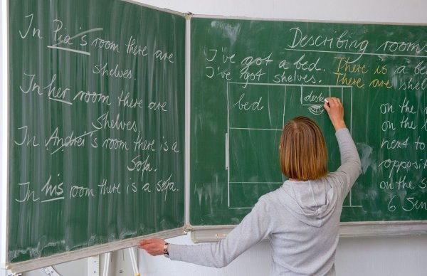 Die meisten Menschen im Öffentlichen Dienst sind an Schulen beschäftigt. (Symbolbild) - © Patrick Pleul/dpa-Zentralbild/dpa