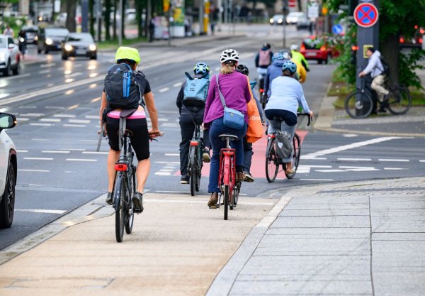 Das Netz der Radwege ist ein wichtiger Aspekt für Radler. (Archivbild) - © Robert Michael/dpa