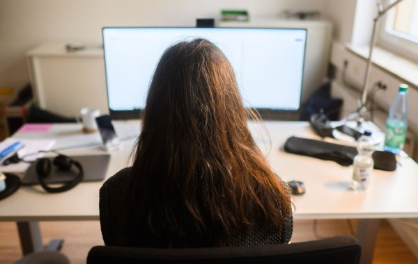 Am Arbeitsplatz sind nach einer neuen Umfrage Jobsicherheit und gutes Gehalt für viele Menschen weit wichtiger als Zusatzleistungen der Firma oder die Sinnhaftigkeit der Arbeit. (Symbolbild) - © Julian Stratenschulte/dpa