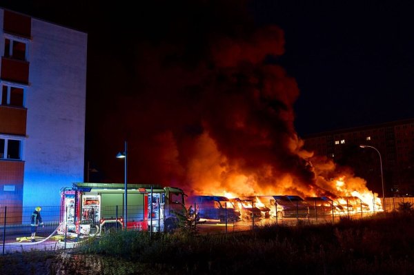 Fast 100 Einsatzkräfte sind bei der Brandbekämpfung zum Einsatz gekommen. - © Michael Ukas/dpa