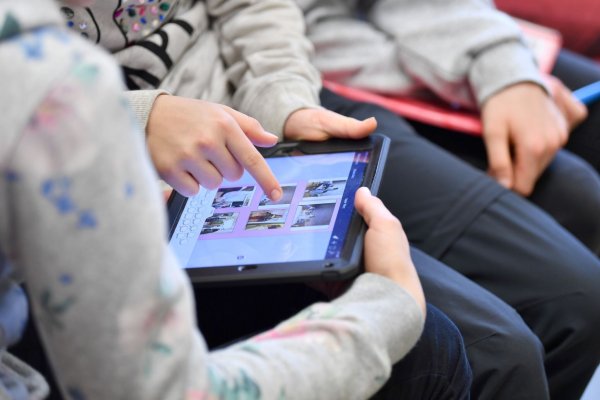 Schülerinnen und Schüler in Thüringen nehmen am Medienkompetenz-Kurs gegen Cybermobbing teil: Viele Kinder werden Opfer von Cybermobbing. - © Martin Schutt/dpa-Zentralbild/dpa