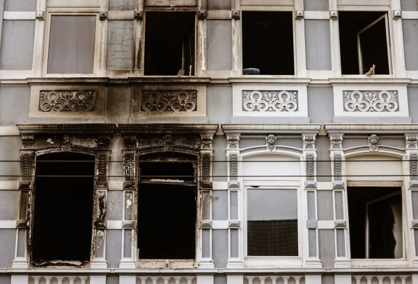 Bei dem Großbrand in einem Mehrfamilienhaus in Solingen sind vier Menschen ums Leben gekommen. - © Oliver Berg/dpa