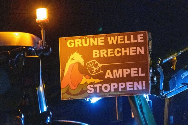 Plakat mit der Aufschrift «Grüne Welle brechen - Ampel stoppen» während eines Bauernprotestes. - © Stefan Sauer/dpa