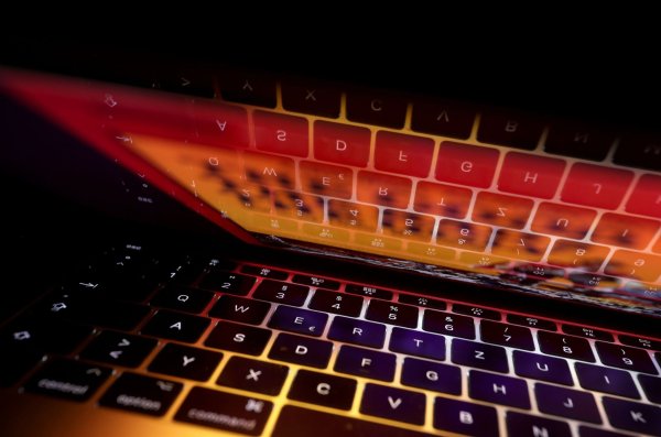 Die Tastatur eines Laptops spiegelt sich auf dem Bildschirm des Computers. - © Karl-Josef Hildenbrand/dpa