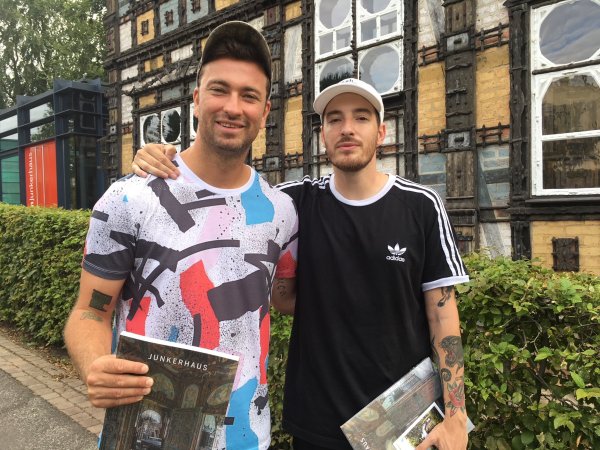 Rapper Casper (rechts) ist derzeit auf Tour. Einen regulären Merchandise-Stand wird es auf seinem Konzert in Berlin allerdings nicht geben. Gemeinsam mit Materia (links) will er Fans vor überhöhten Preisen schützen. - © Till Brand