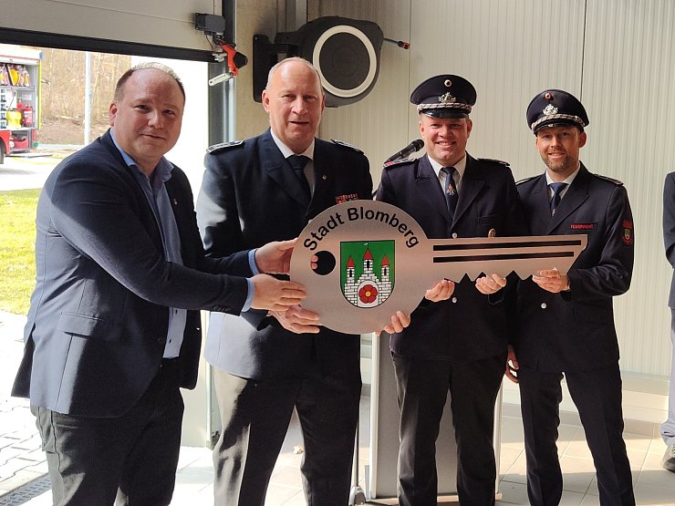 Bürgermeister Christoph Dolle (von links) übergibt den symbolischen Schlüssel für das neue Feuerwehrgerätehaus in Eschenbruch an Wehrführer Joachim Hartfelder, Löschgruppenführer Jens Kaufeld und seinem Stellvertreter Stefan Schäfer. - © Stadt Blomberg