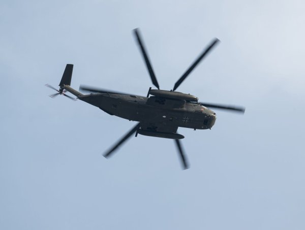 Beim Abseilen vom Hubschrauber verlor der Soldat den Halt. (Symbolbild) - © Robert Michael/dpa