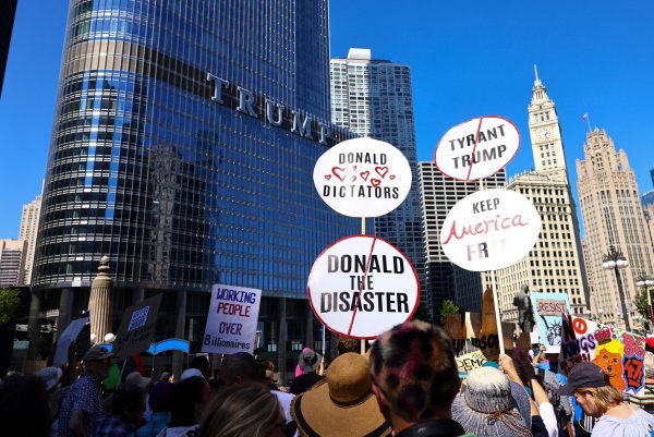 In Chicago kocht die Stimmung hoch. (Archivbild) - © Anthony Vazquez/Chicago Sun-Times/AP/dpa