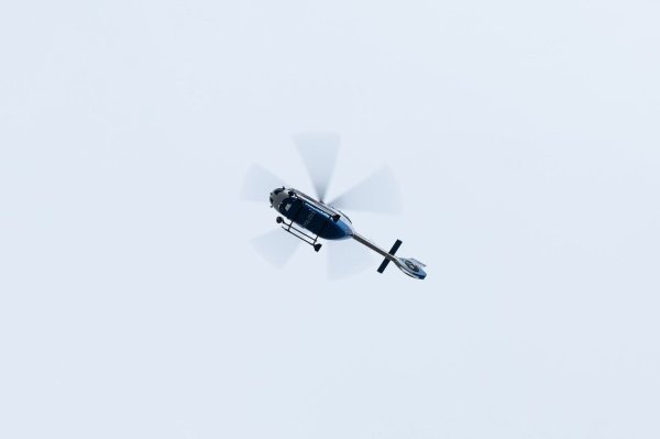 Mit einem Hubschrauber fahndete die Polizei in der Nacht nach Tatverdächtigen. (Symbolbild) - © Silas Stein/dpa