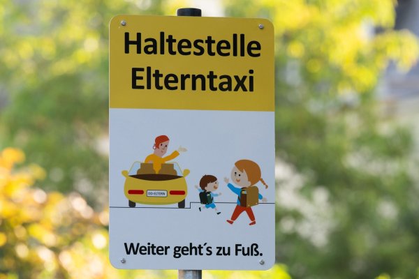 Für Schulen sind die «Elterntaxis» oft eine Herausforderung. (Archivbild) - © Sebastian Kahnert/dpa