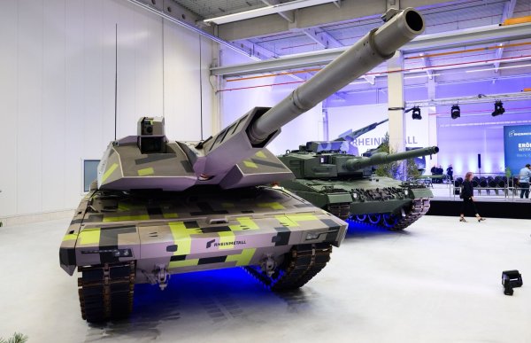 Rüstungsfirmen wie Rheinmetall verzeichnen deutlich steigende Bewerberzahlen und stellen zudem mehr neue Beschäftigte ein. (Symbolbild) - © Julian Stratenschulte/dpa
