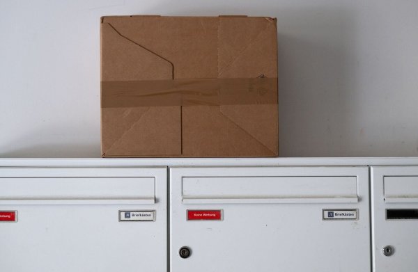 Auch DHL hat seinen Paketdienst in die USA deutlich eingeschränkt. (Archivbild) - © Sven Hoppe/dpa