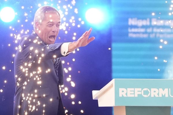 Farage wird von seinen Anhängern gefeiert wie ein Star. - © Jacob King/PA Wire/dpa