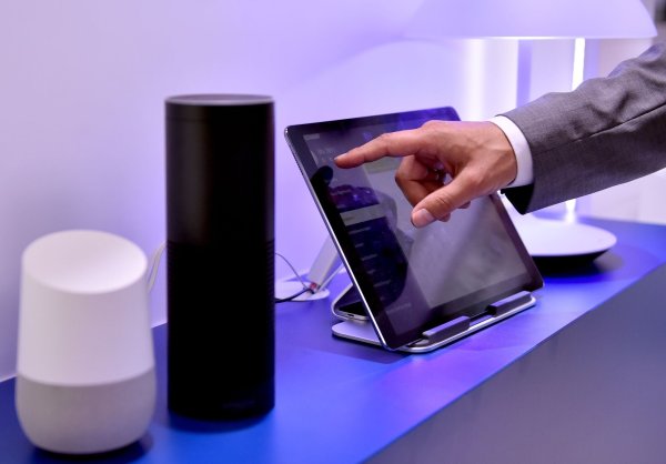 Daten, die etwa Geräte für das «smart Home» sammeln, sollen Nutzerinnen und Nutzern ab Freitag leichter zugänglich gemacht werden. (Symbolbild) - © Britta Pedersen/zb/dpa