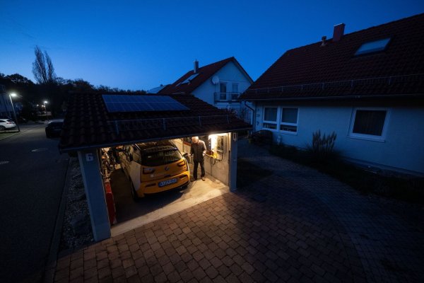 Auto-Akkus als Stromspeicher: Laut dem Energieversorger Eon können immer mehr E-Autos den gespeicherten Strom nicht nur selbst verbrauchen, sondern auch wieder abgeben. «Bidirektionales Laden» heißt das Stichwort. (Archivbild) - © Marijan Murat/dpa