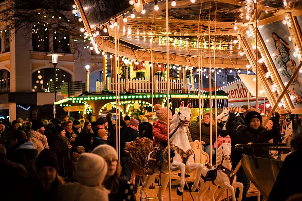 Das Nostalgie-Karussell auf dem Marktplatz ist ein Klassiker für die ganze Familie. - © Torben Gocke