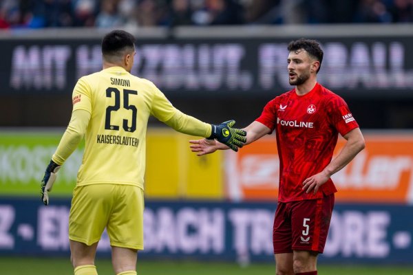 Als Krahl-Ersatz gefordert: FCK-Keeper Simon Simoni (li.) - © David Inderlied/dpa