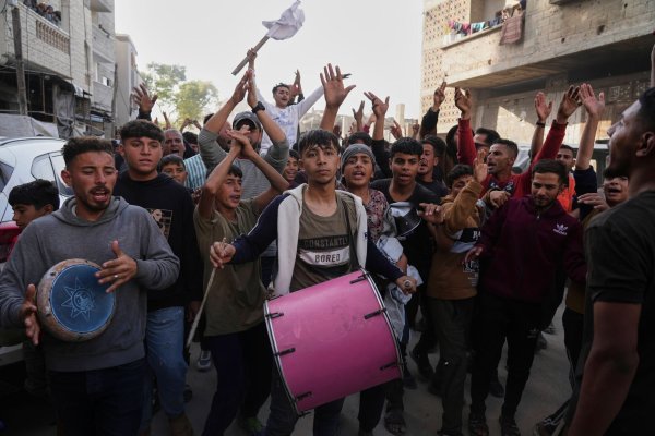 Immer mehr Palästinenser protestieren im Gazastreifen gegen den Krieg. - © Jehad Alshrafi/AP/dpa