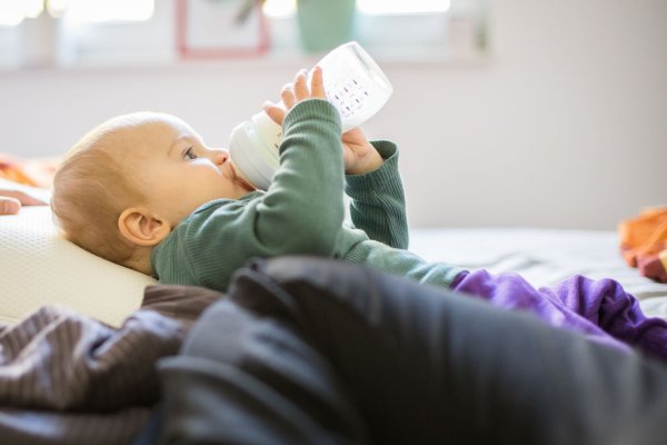 Aufgrund der möglichen leberschädigenden Eigenschaften durch Estragol raten Mediziner davon ab, Babys und Kleinkindern Fencheltee zu geben. - © Christin Klose/dpa-tmn
