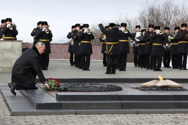Putin - hier bei der Kranzniederlegung an einem Denkmal für gefallene Weltkriegssoldaten in Murmansk - sieht sich im Krieg gegen die Ukraine auf der Siegerstraße. - © Vyacheslav Prokofyev/Pool Sputnik Kremlin/AP/dpa
