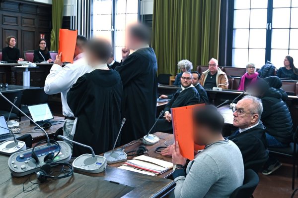 Die Verteidigung des jüngeren Angeklagten bestreitet eine Tötungsabsicht. - © David Hammersen/dpa