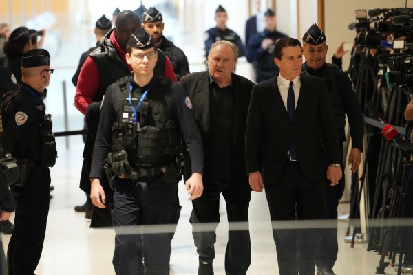 Die Staatsanwaltschaft fordert eine Bewährungsstrafe für Depardieu. - © Aurelien Morissard/AP/dpa
