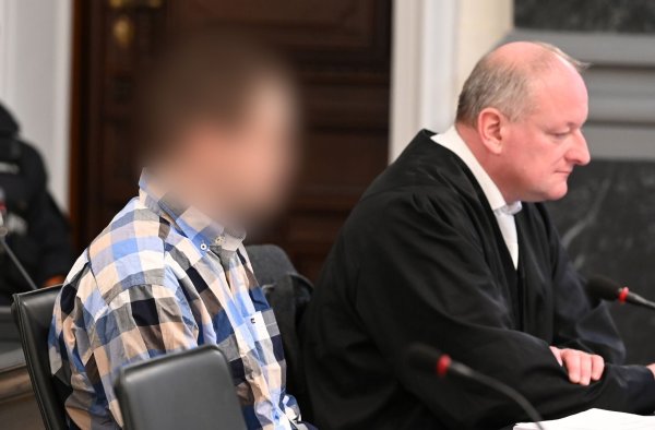 Wegen dreifachen Mordes zu lebenslanger Haft verurteilt: Ein 28-Jähriger hat in Tirpersdorf im Vogtland seine Mutter und seine Großeltern mit einer Axt erschlagen. (Archivbild) - © Elisa Schu/dpa