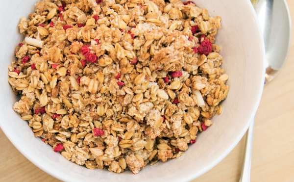 Jedes zweite Früchte- und Beerenmüsli ist «sehr gut», urteilt die Zeitschrift «Öko-Test». - © Christin Klose/dpa-tmn