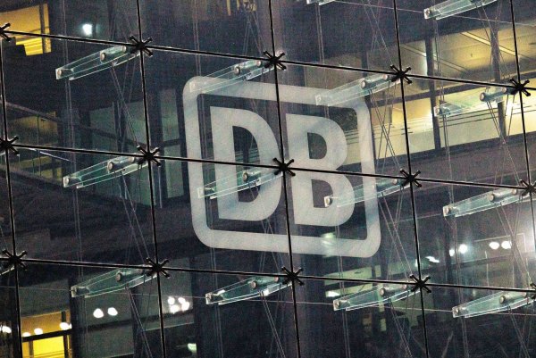 Unruhige Zeiten bei der Deutschen Bahn: Betrieblich und finanziell läuft es nicht rund. - © Carsten Koall/dpa