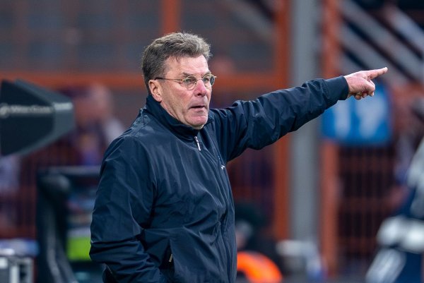 Bleibt bei Klassenerhalt noch länger in Bochum: Trainer Dieter Hecking. - © David Inderlied/dpa