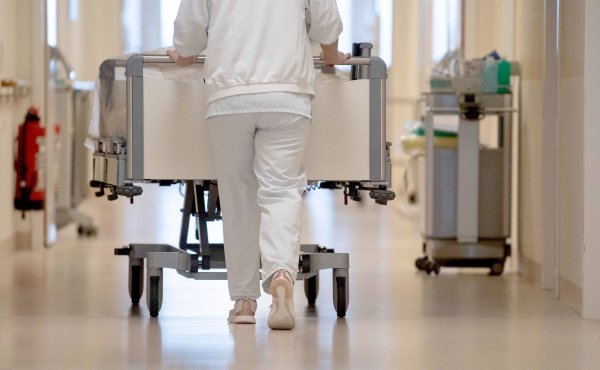 Die Krankenhausreform in NRW darf nach Ansicht der Gewerkschaft Verdi nicht zulasten der Beschäftigten gehen (Foto-Archiv). - © Marijan Murat/dpa