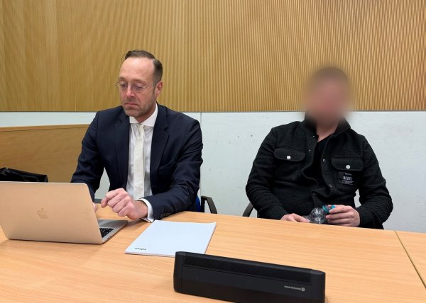 Der Angeklagte (auf dem Foto gepixelt) hatte die Tritte und Schläge bei der Festnahme des Mannes eingeräumt. (Archivbild) - © Birgit Reichert/dpa