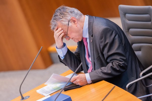 Nordrhein-Westfalens Innenminister Herbert Reul (CDU) warnt vor rechtsextremen Erlebniswelten, die junge Leute mit Spaß und Aktivitäten in ihr Netz einsaugen. (Archivbild) - © Rolf Vennenbernd/dpa