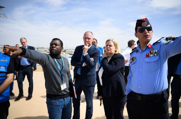 Bundesinnenministerin Nancy Faeser (SPD) und ihr österreichischer Amtskollege, Gerhard Karner, entschieden sich nach der Absage ihrer Reise nach Syrien, in Jordanien das Flüchtlingslager Saatari zu besuchen. - © Bernd von Jutrczenka/dpa